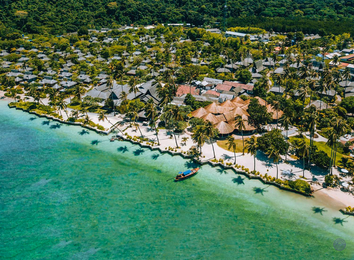 Aerial view of a beautiful resort on Koh Phi Phi, featuring pristine beaches and clear turquoise waters.